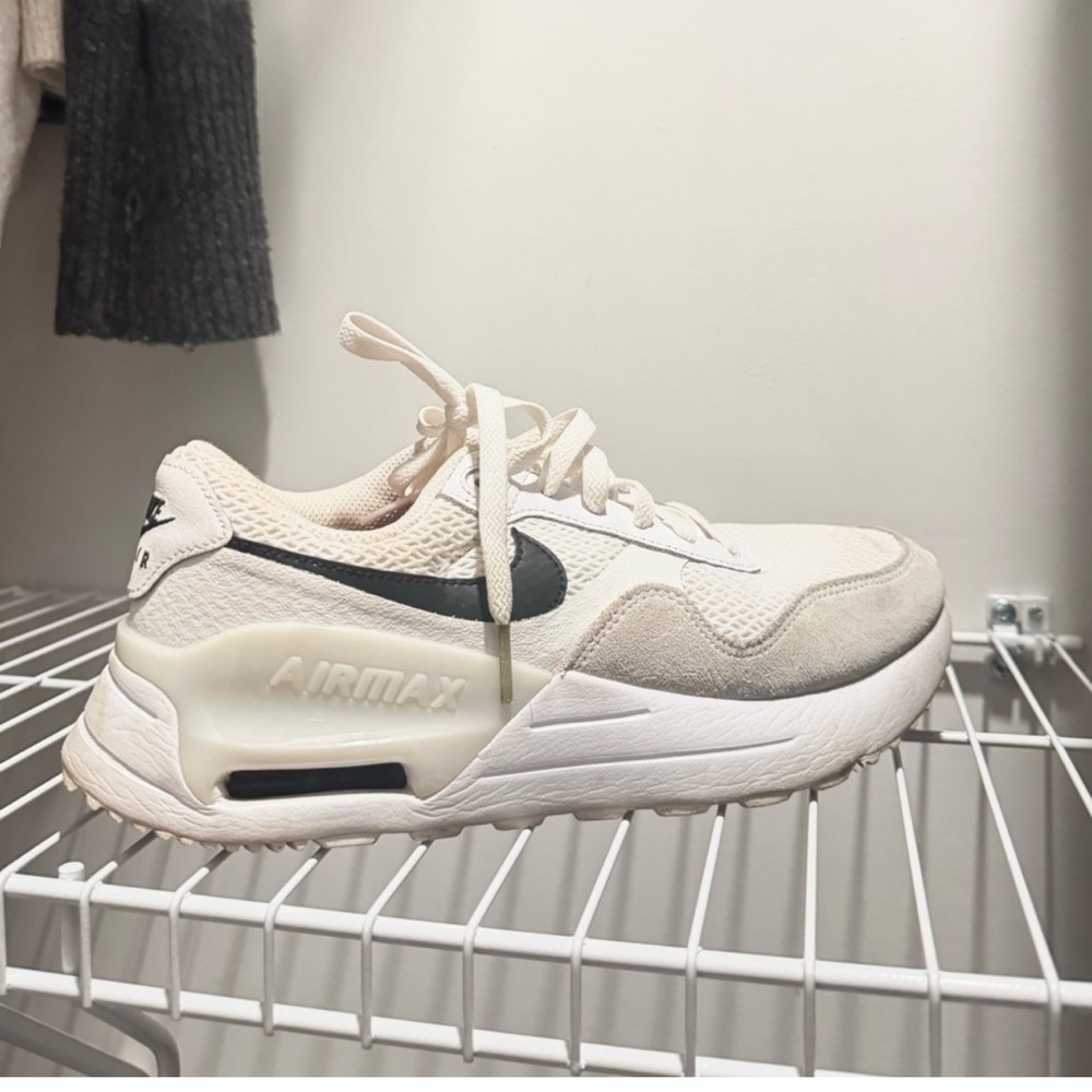 Nike airmax SYSTM tennis shoes white and black
